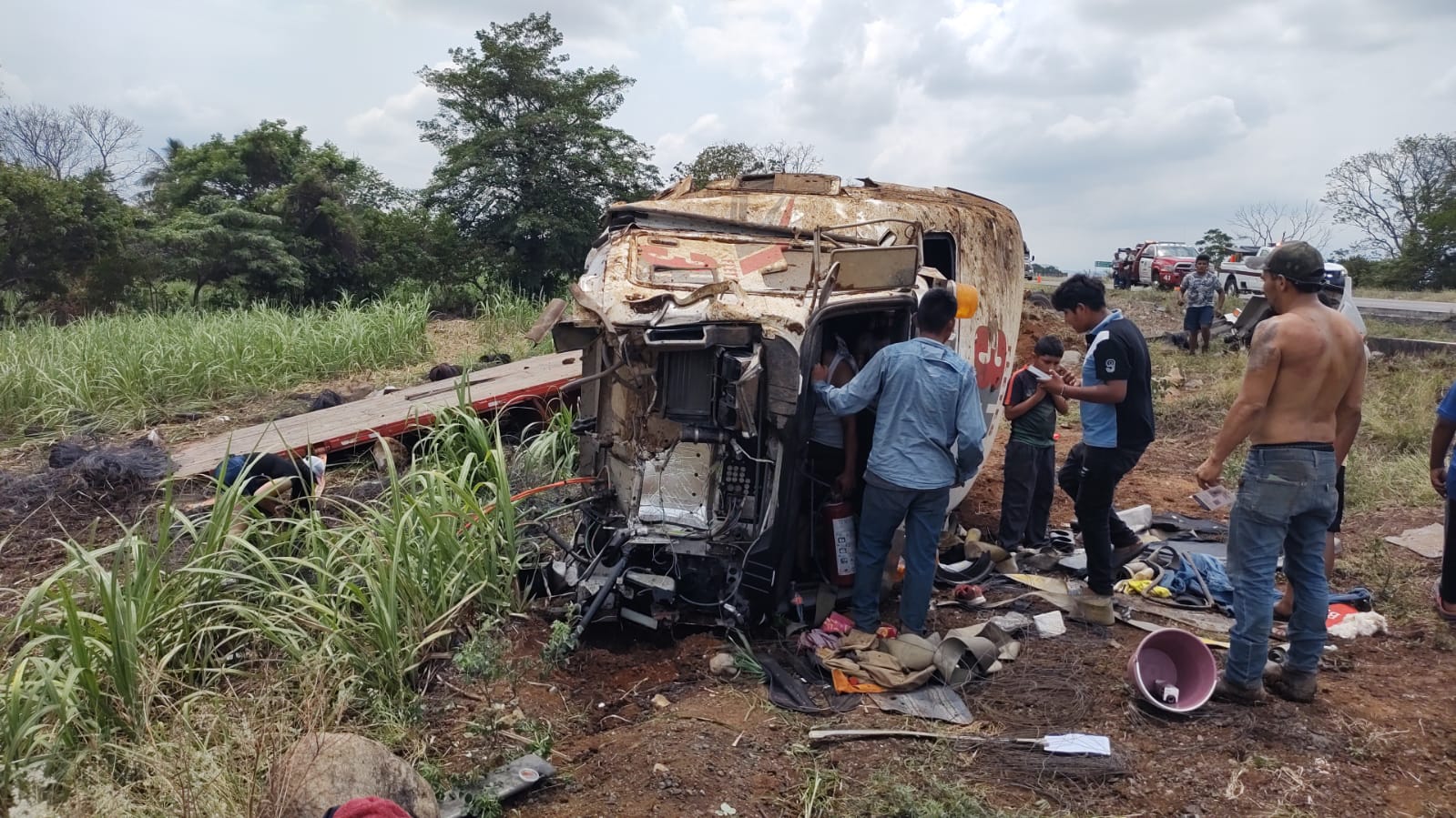 Un lesionado al volcar tráiler en la autopista Veracruz-Córdoba, rapiñeros roban toda la carga