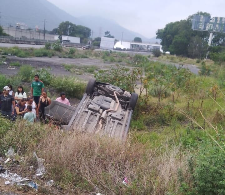 Vuelca camioneta familiar en Ciudad Mendoza, no hay heridos
