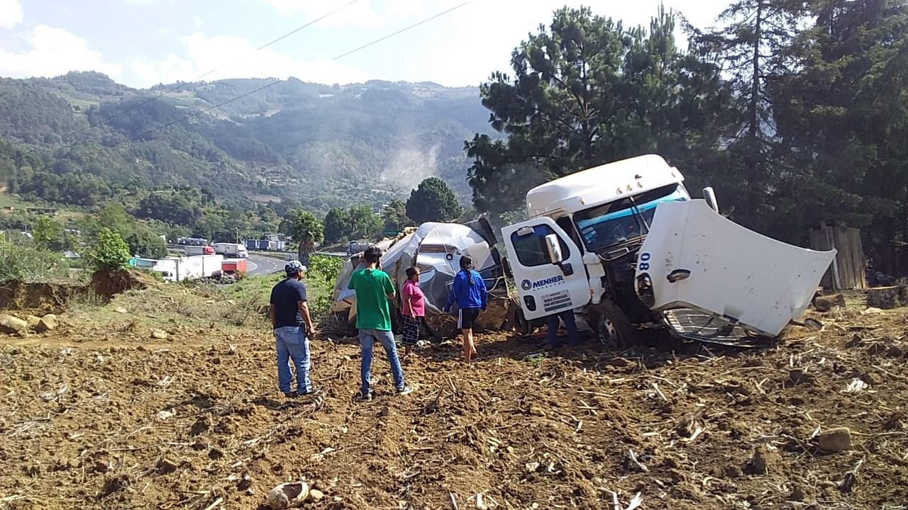Tráiler termina volcado al descender las cumbres de Maltrata