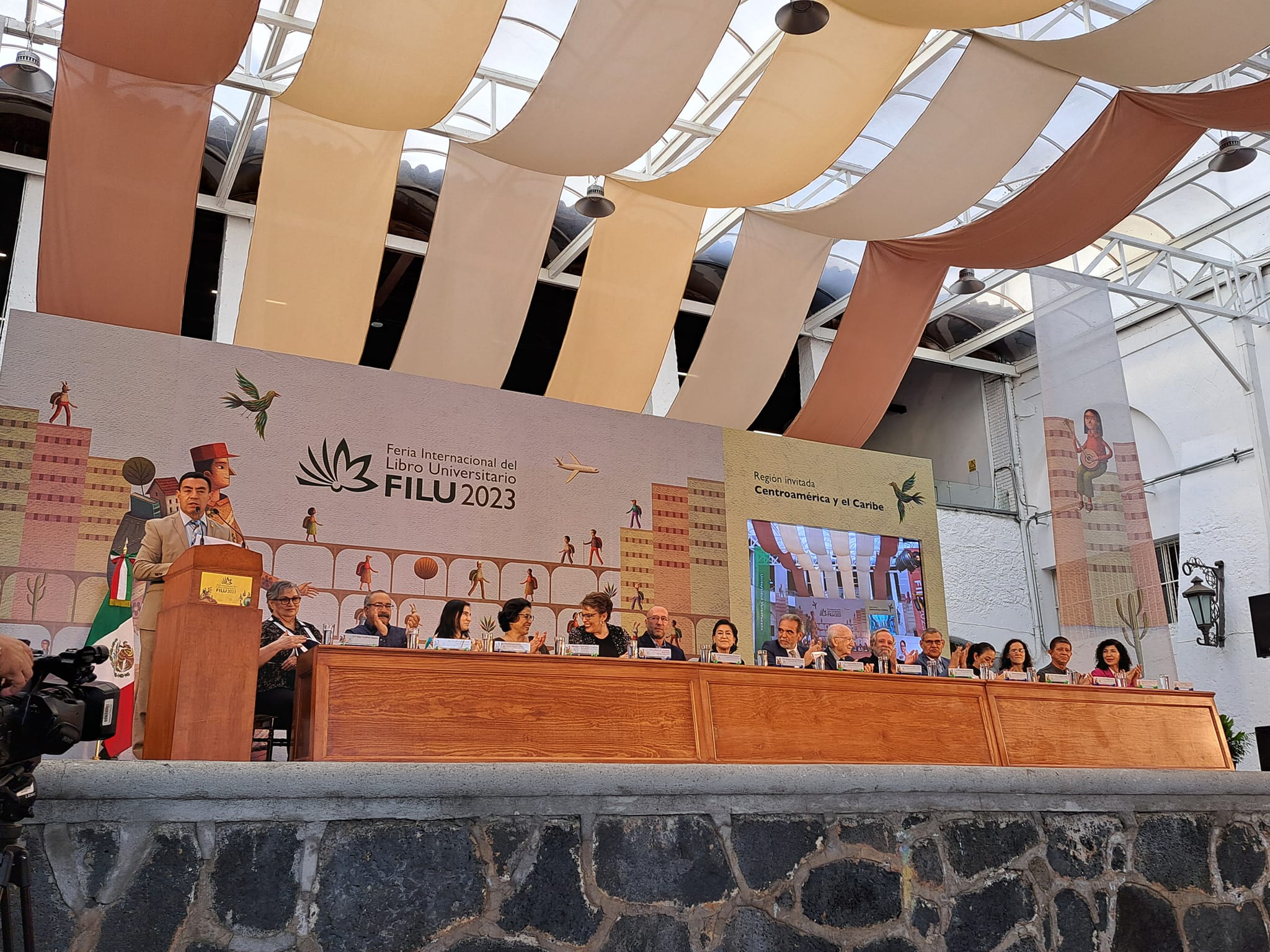 UV entrega Medalla al Mérito universitario a 5 académicos
