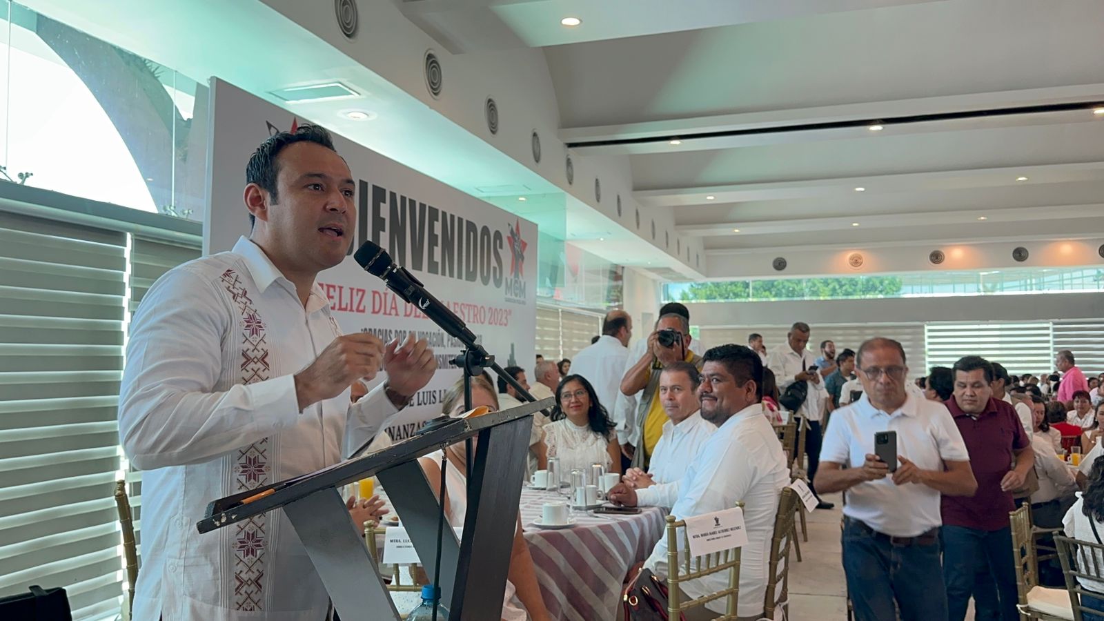 Dispersan 1 mil 100 mdp para pago de salario y bono a maestros en Veracruz
