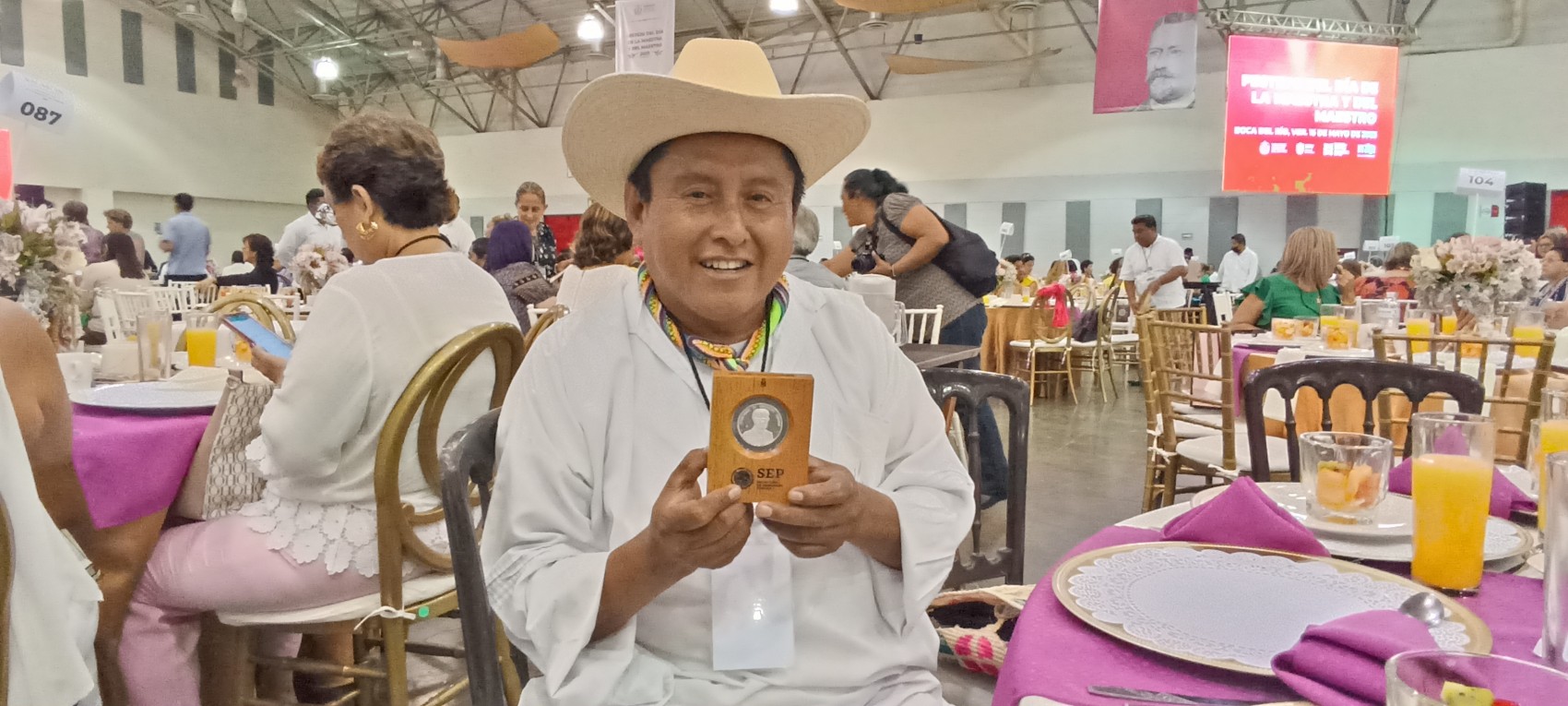 Ismael cumple 30 años de educar a niños en las comunidades más alejadas de Veracruz