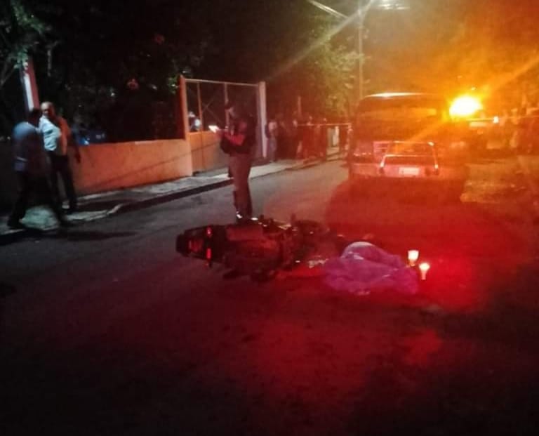 Motociclista muere al chocar de frente contra camioneta en Amatlán de los Reyes