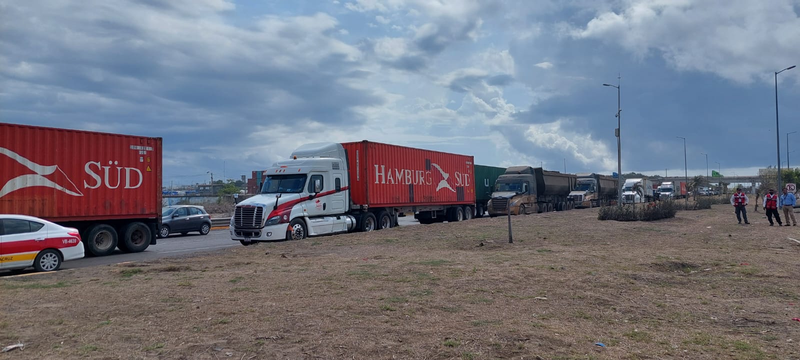 Operadores bloquean recinto portuario de Veracruz, exigen trato digno a autoridades aduaneras