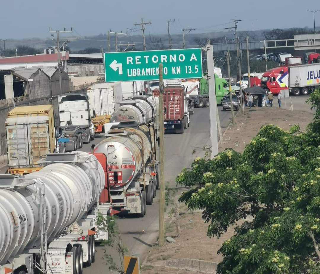 Aduana de Veracruz opera pese a bloqueo de transportistas