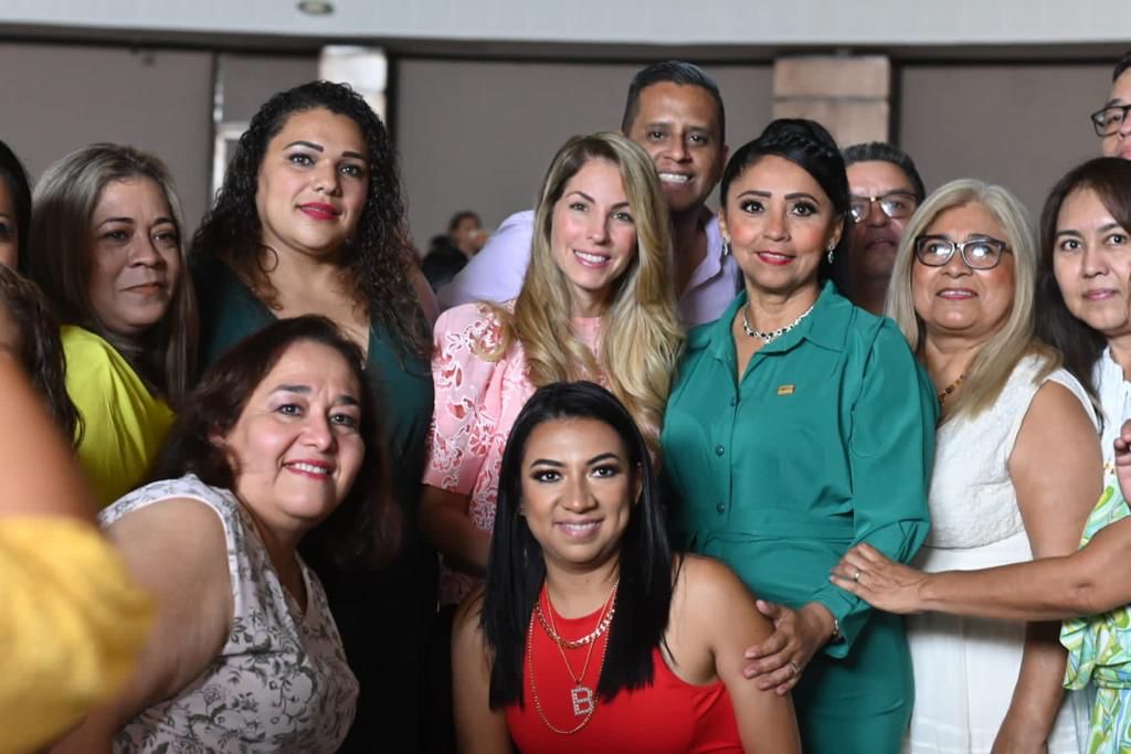 Celebra Paty Lobeira de Yunes a maestros veracruzanos