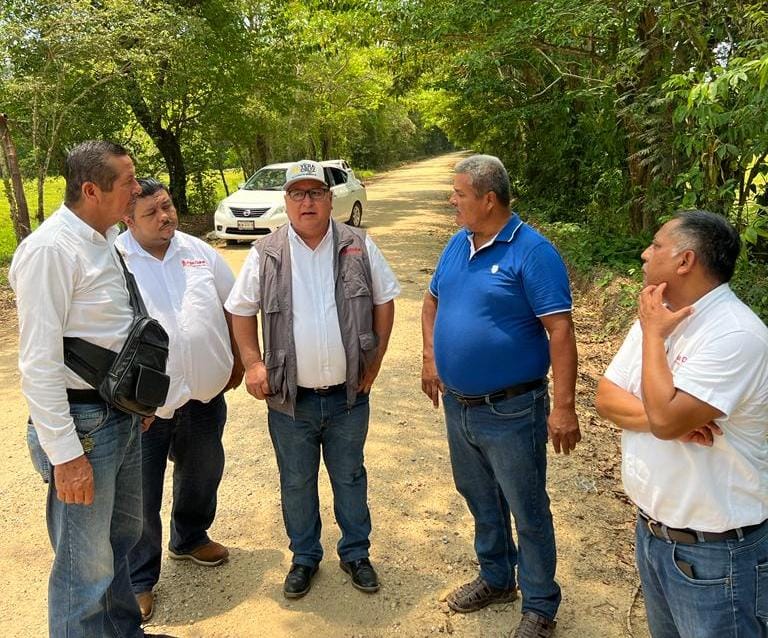 Supervisa el alcalde Noé Castillo Olvera obras de rehabilitación de caminos en ejidos