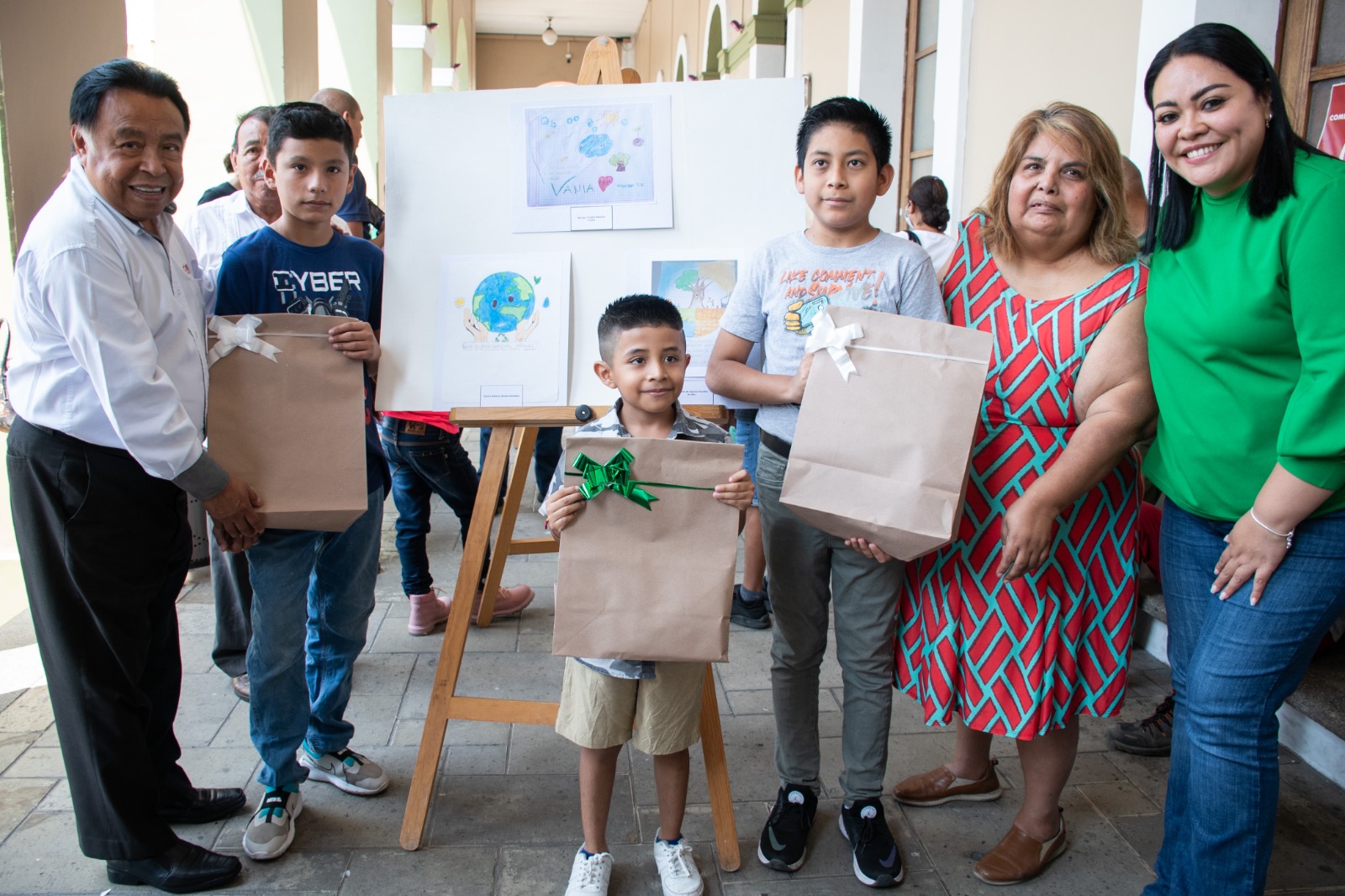 Inauguran autoridades exposición de dibujos por Día Mundial del Reciclaje
