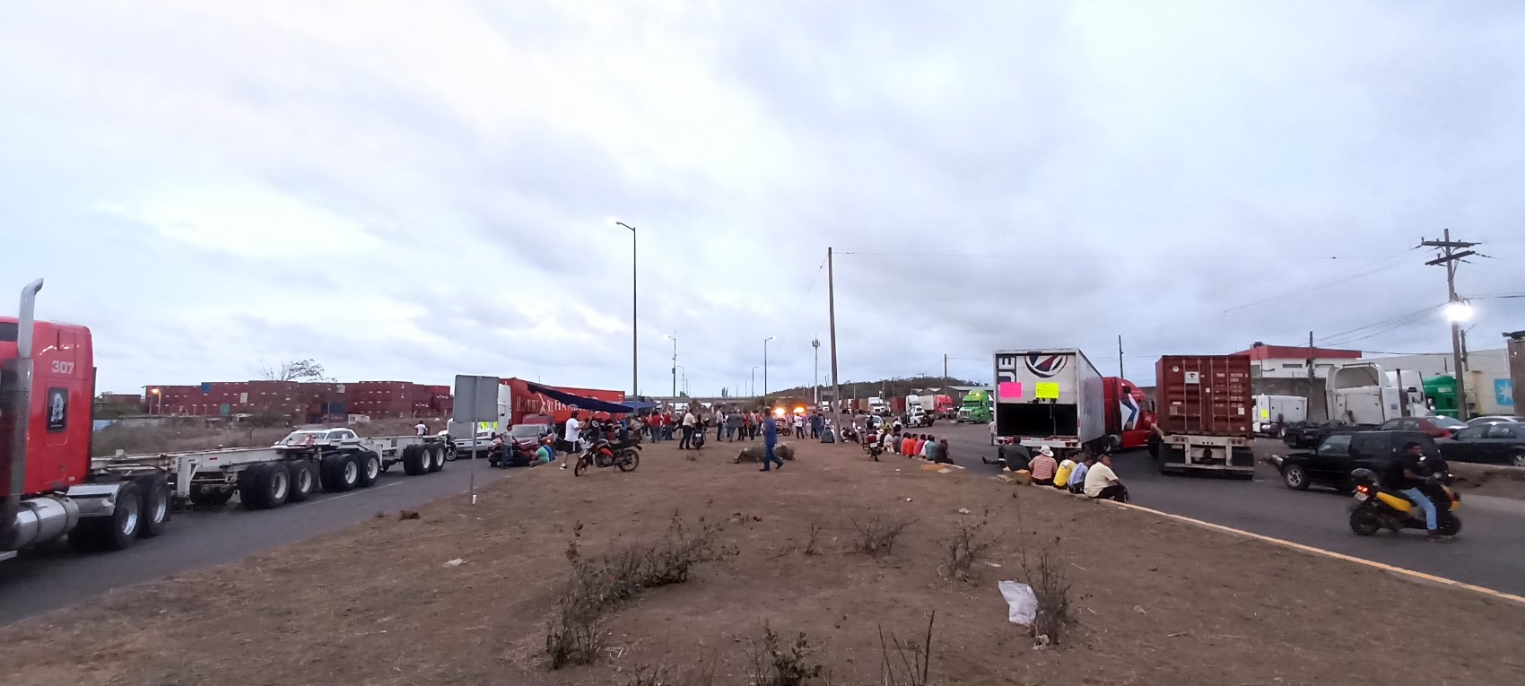 Abren un carril de salida del puerto de Veracruz; sigue el diálogo entre transportistas y Aduana