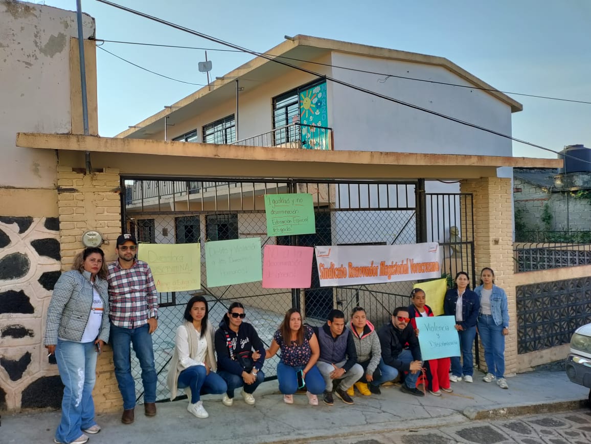 Docentes exigen destitución de directora de escuela primaria de Alto Tío Diego, toman el plantel