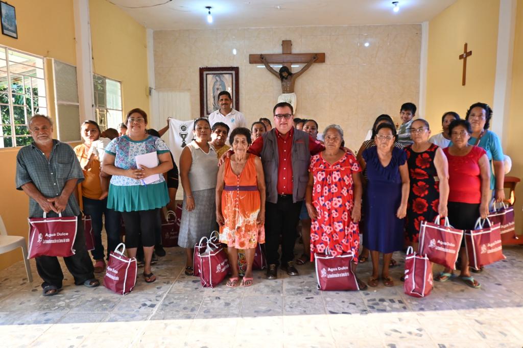 Entrega Noé Castillo Olvera más  de 400 despensas a feligreses