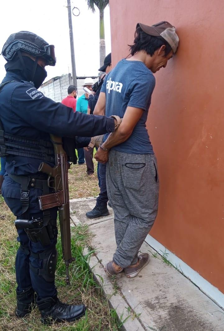Padres de familia detienen y entregan a presunto roba chicos en centro escolar de Córdoba