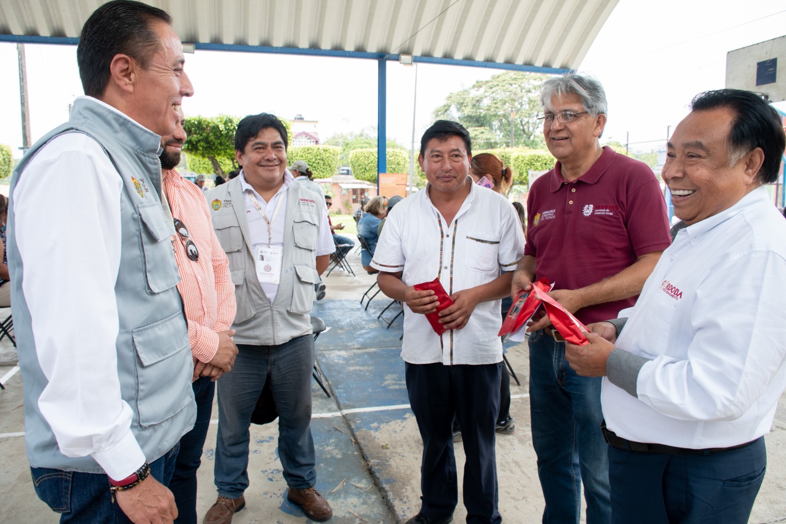 Alcalde Juan Martínez acompaña a titular de Sedesol a reunión con vecinos de la colonia Cerezos