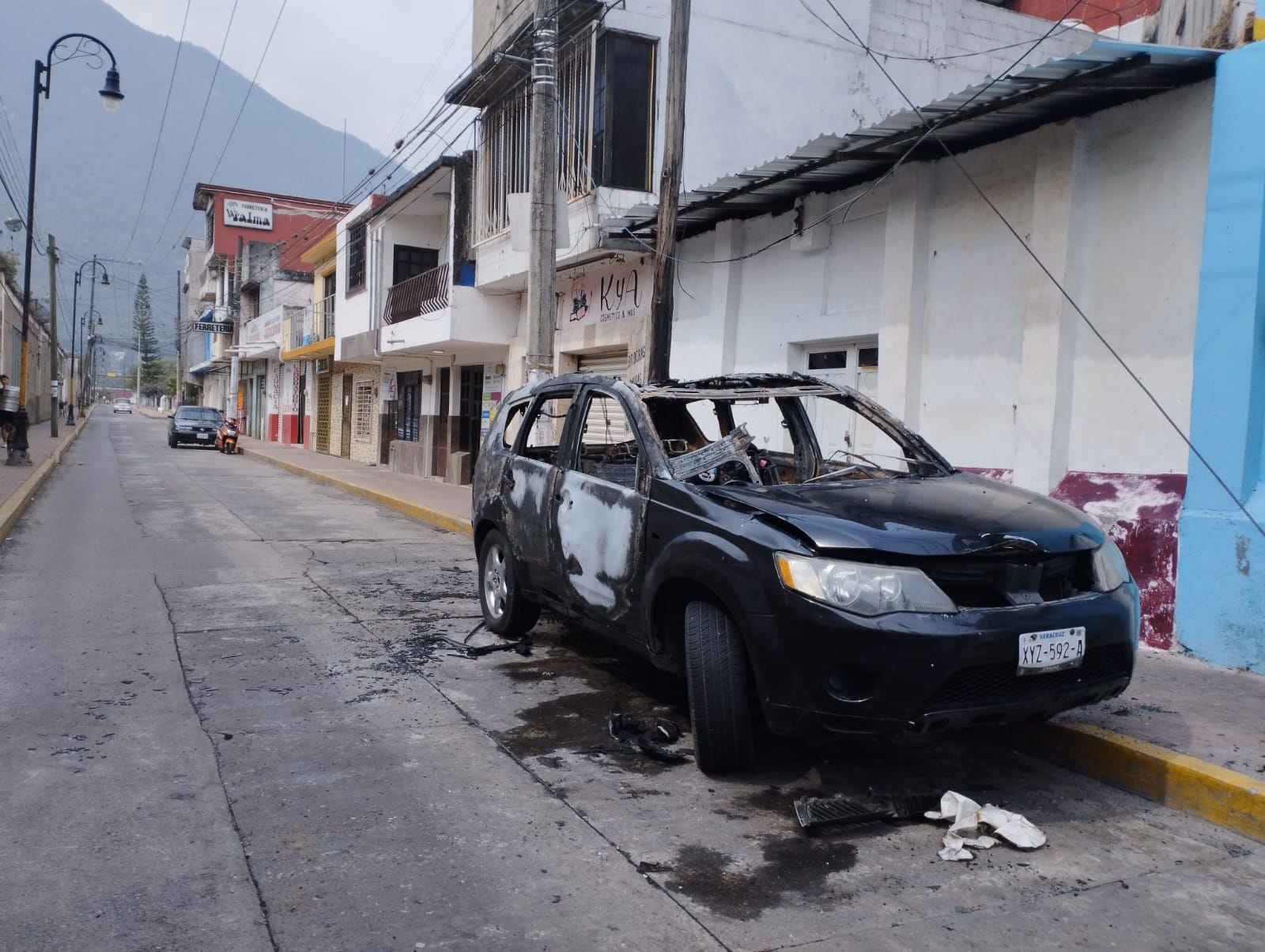 Mujer discute con su pareja y le prende fuego a camioneta en Ciudad Mendoza