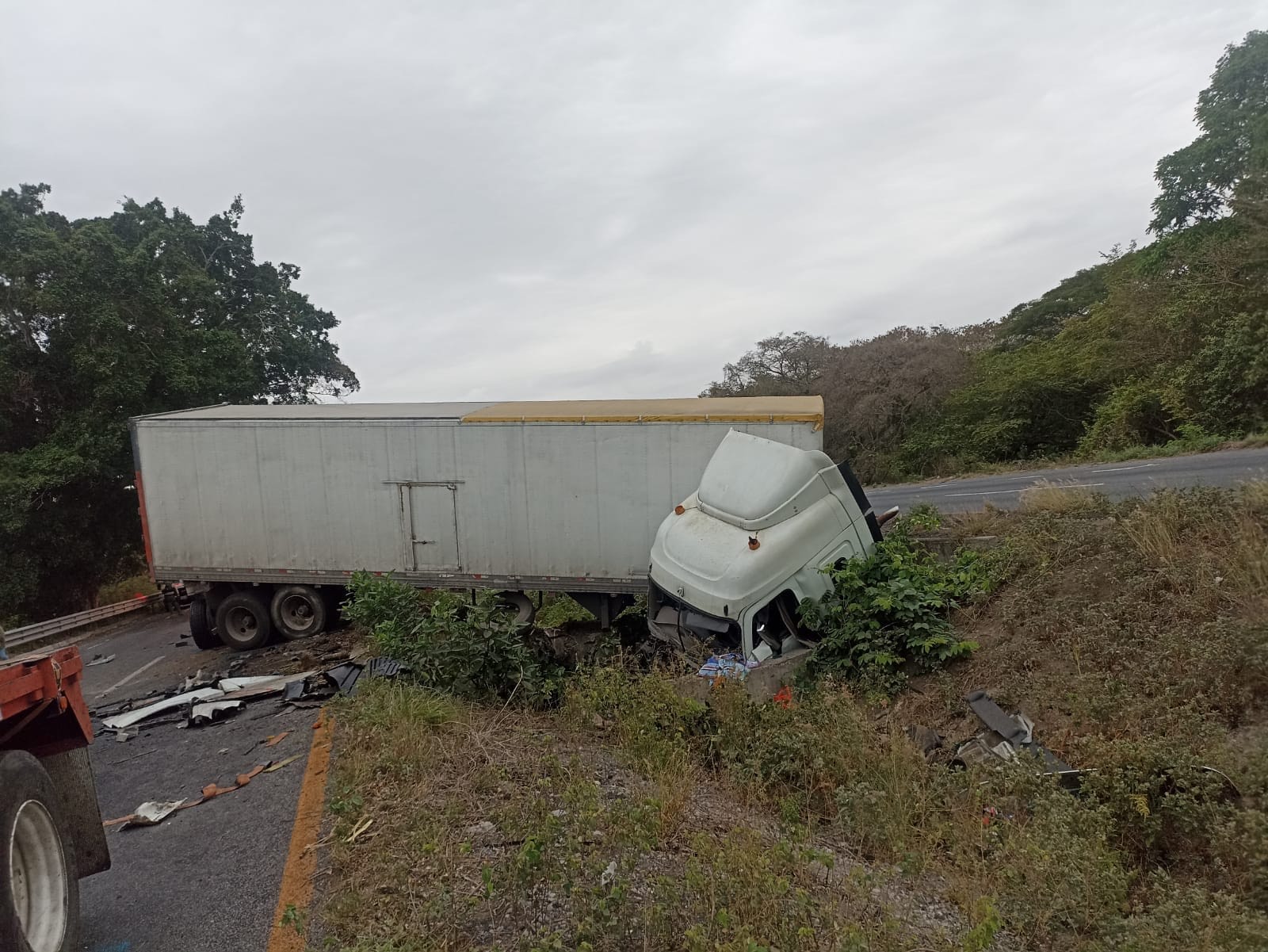 Accidente de autobús en Tierra Blanca deja un muerto y 13 heridos