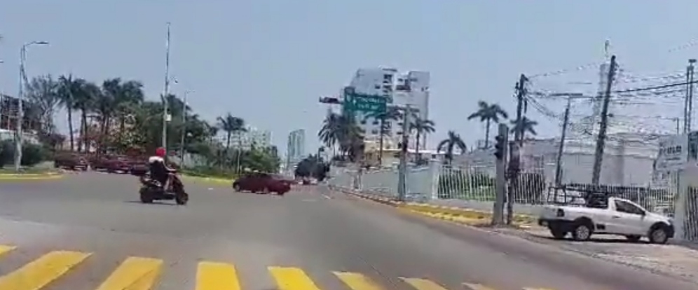 Motociclista agrede a tránsito de Boca del Rio al final de una persecución