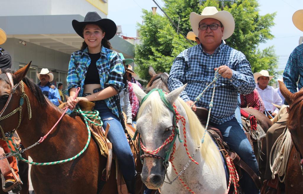 Encabeza el alcalde Noé Castillo concurrida Cabalgata en la víspera de la Gran Expo Feria