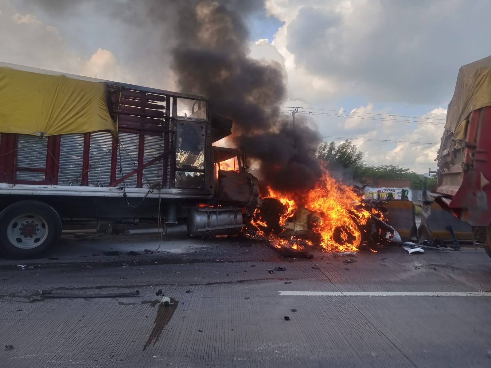 Dos lesionados y dos autos calcinados en carambola en la autopista Veracruz-Córdoba