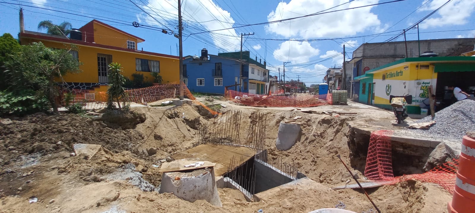 Trabajos de construcción de colector pluvial fracturan casas y banquetas en la colonia Rafael Lucio