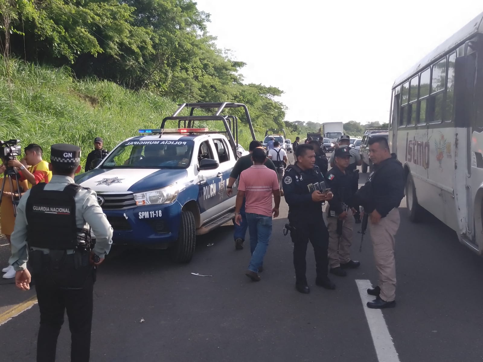 INM detiene a más de 2 mil migrantes hacinados en camiones en Veracruz