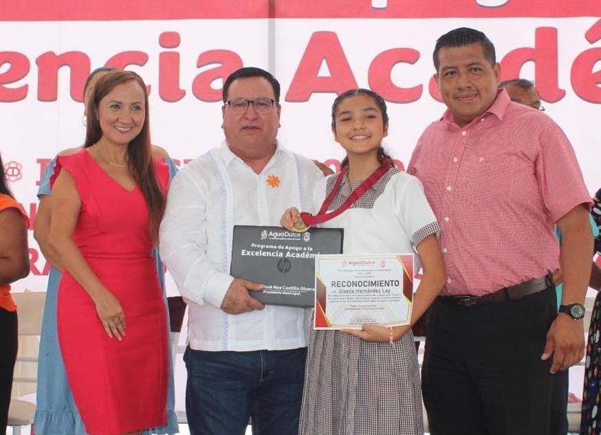 Reconoce el alcalde Noé Castillo Olvera a estudiantes con los más altos promedios