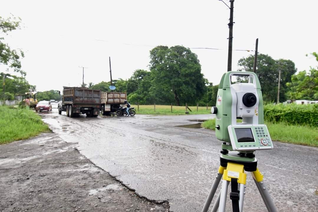 Inician trabajos de bacheo en carretera a Rancho del Padre