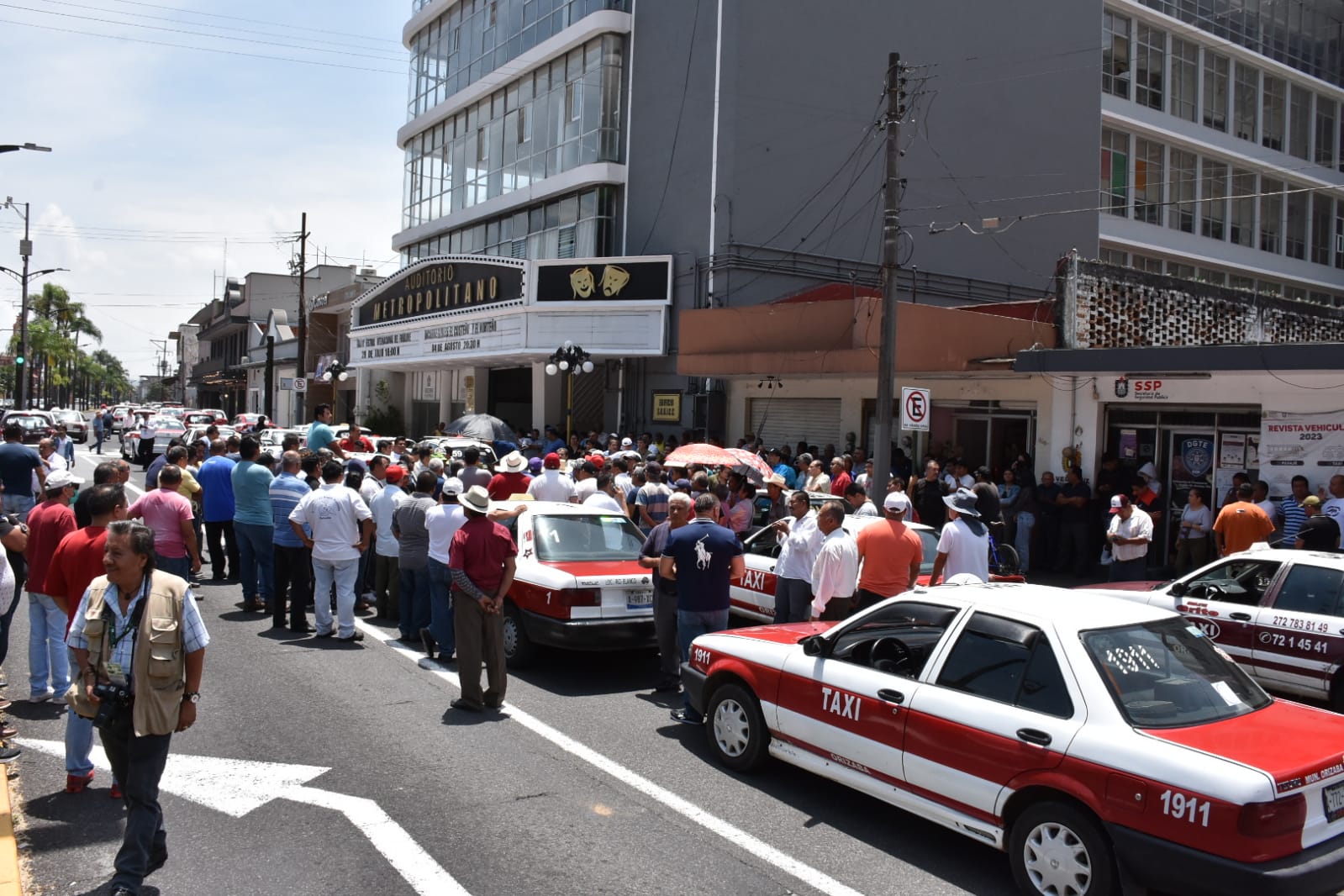 Taxistas de Orizaba exigen sacar de la circulación al servicio de transporte municipal Gallo