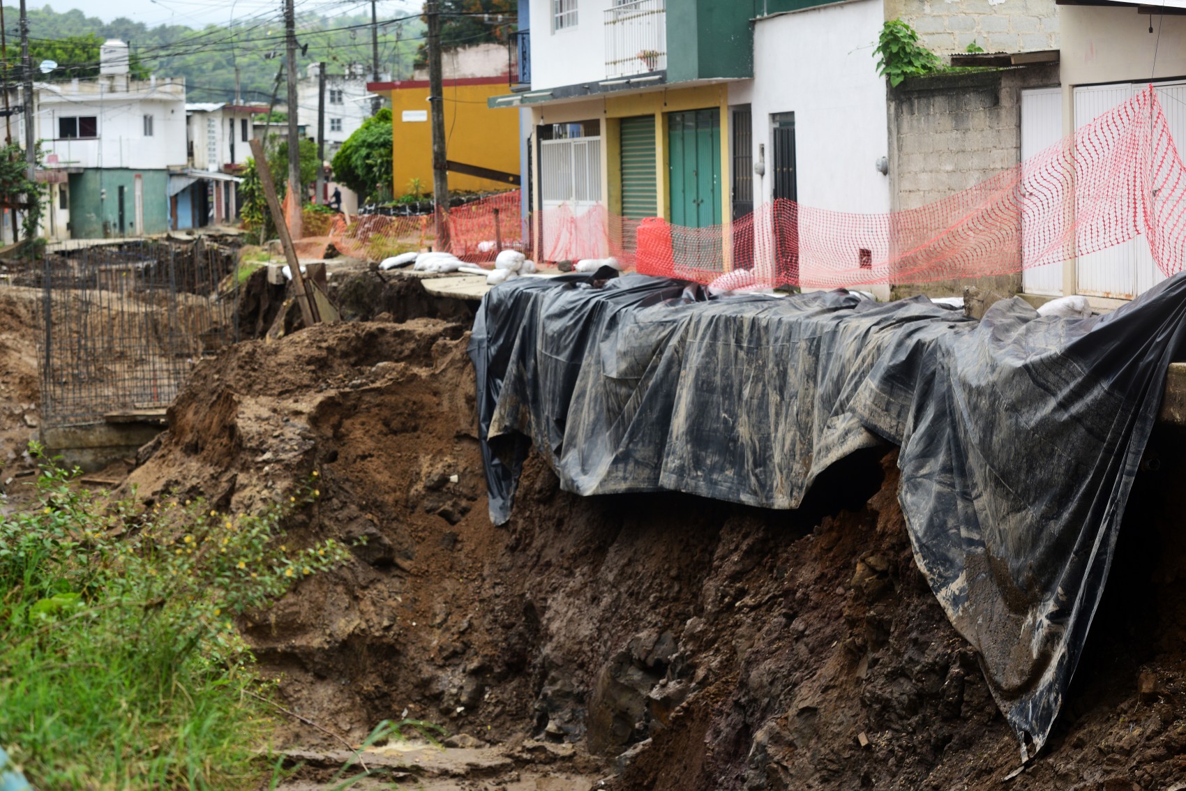 Obra del colector pluvial deja daños y dispara inseguridad en la colonia Rafael Lucio