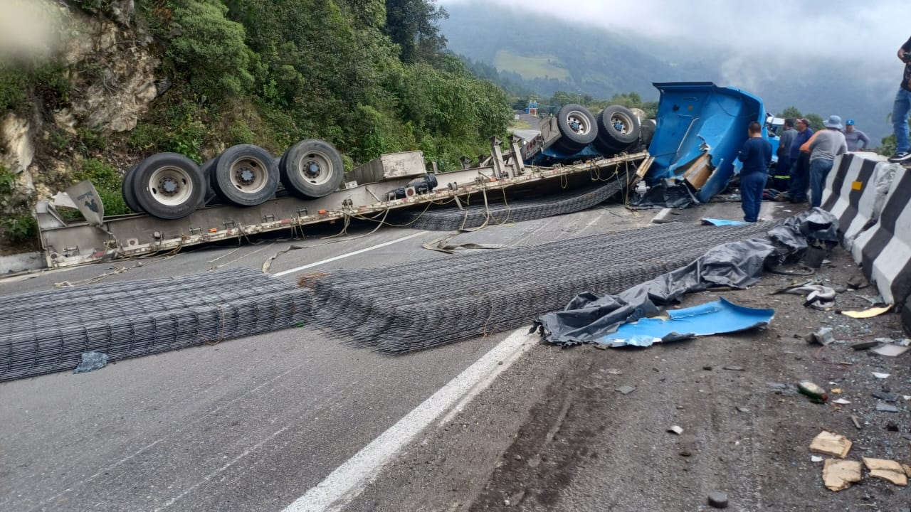 Rapiñeros roban carga de mallas metálicas tras volcadura de tráiler en las cumbres de Maltrata