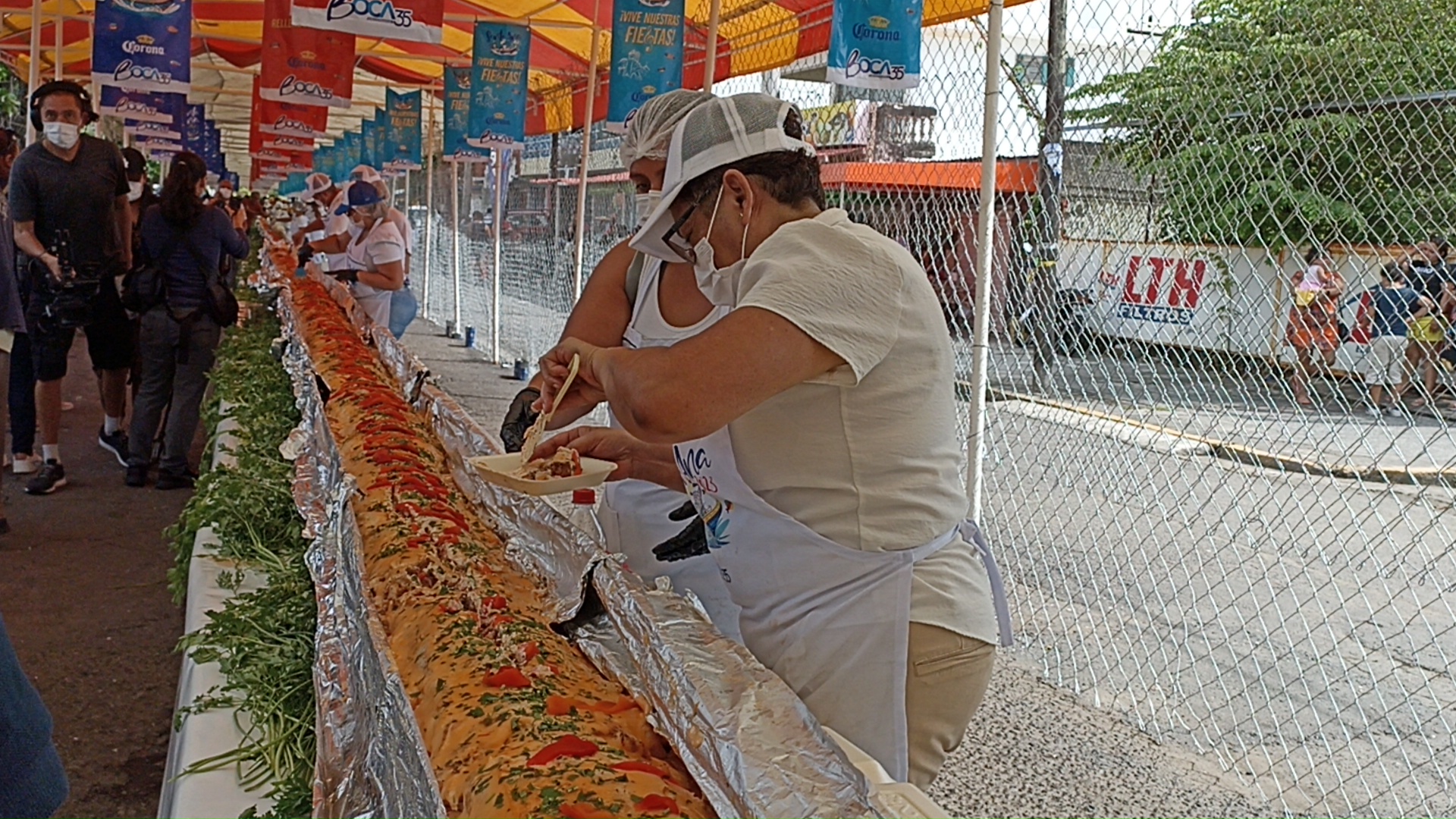 Degustan boqueños y turistas mil 500 kilos de filete de pescado relleno de mariscos en Boca del Río