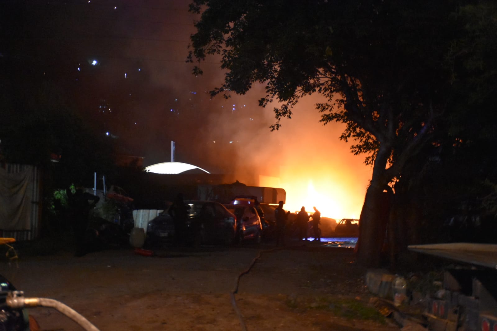 Arde corralón en Ciudad Mendoza, numerosos vehículos terminan calcinados