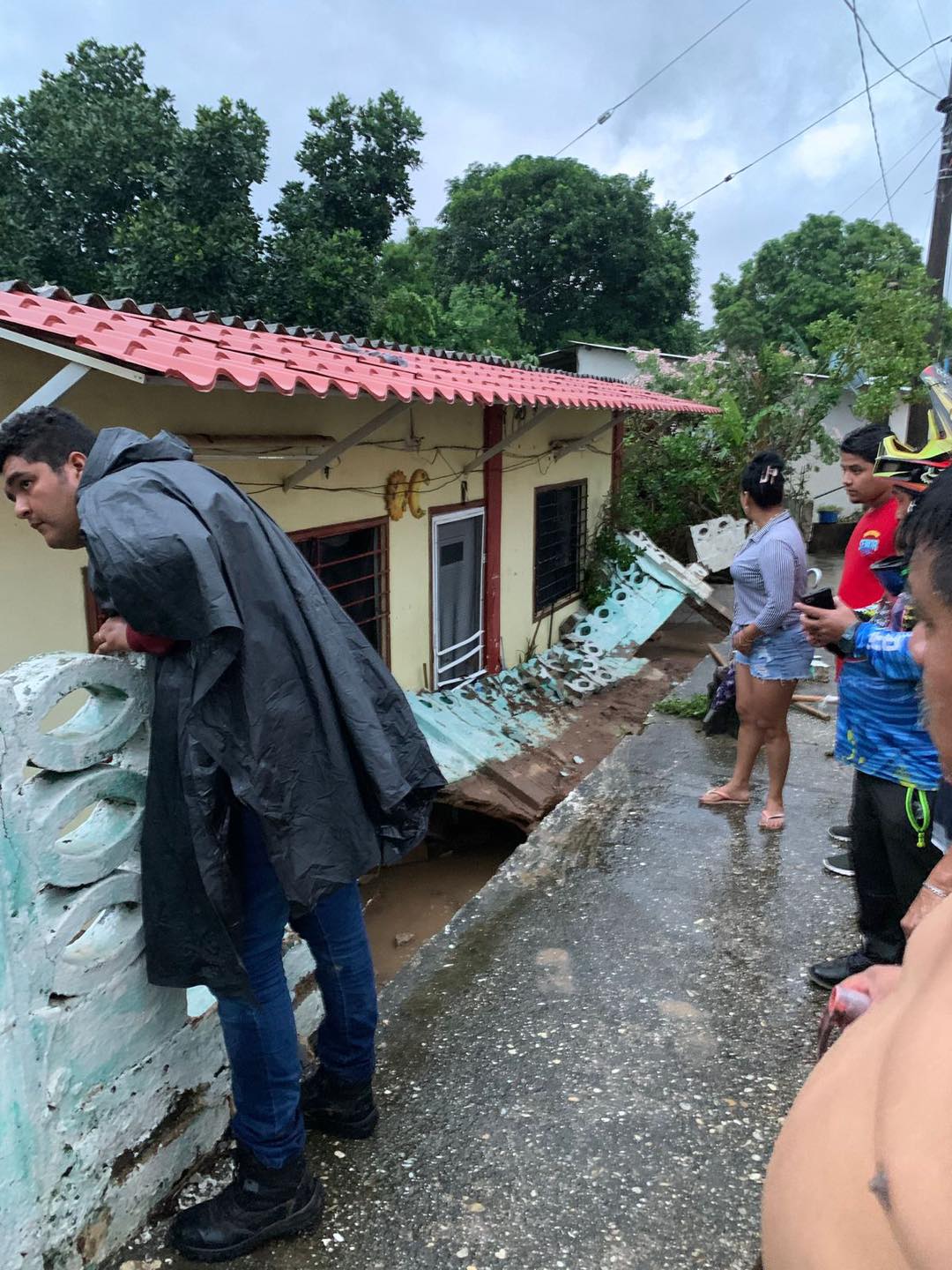 Lluvias dejan afectaciones en 15 colonias de Minatitlán