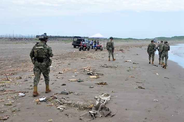 Hallan más restos humanos y caja negra de avioneta caída en costas de Veracruz