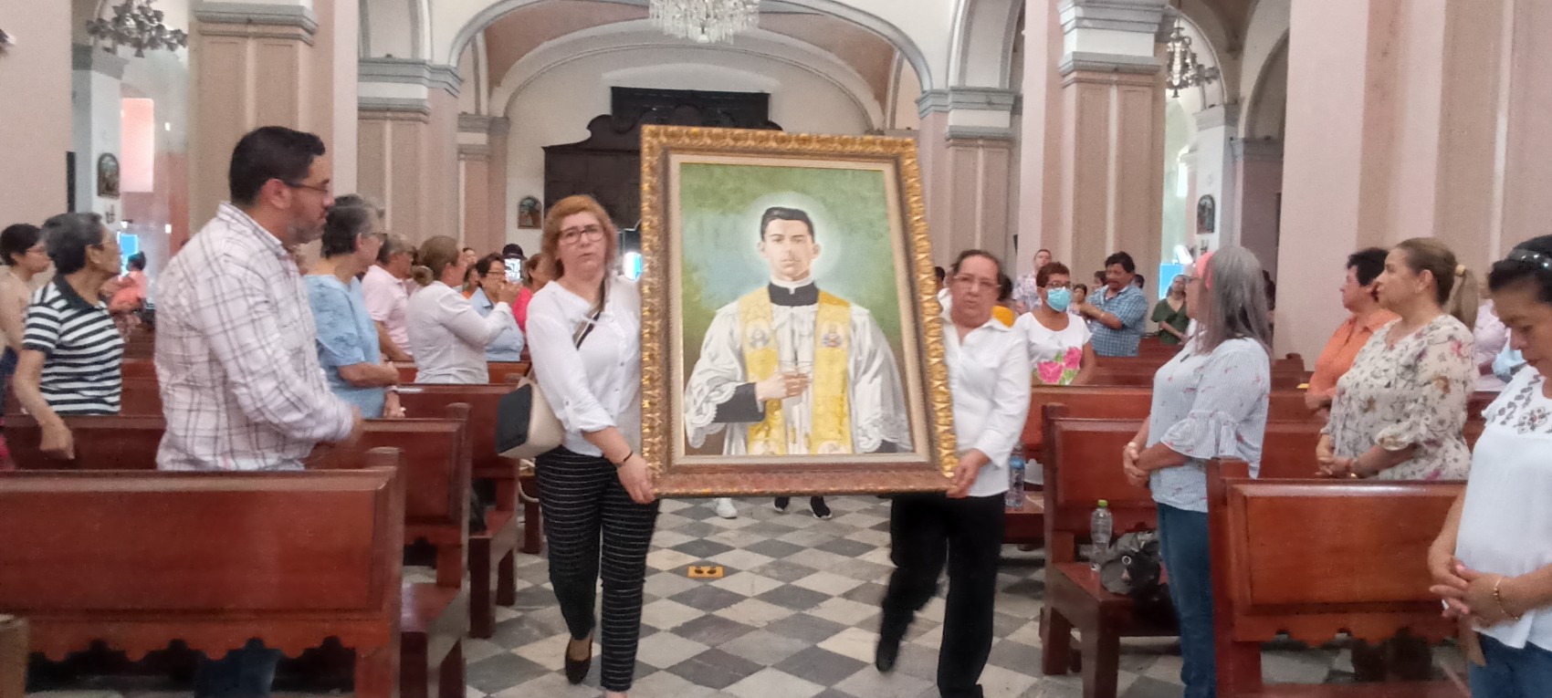 Peregrinan de Naolinco a la tumba del beato Ángel Darío Acosta Zurita en la Catedral de Veracruz