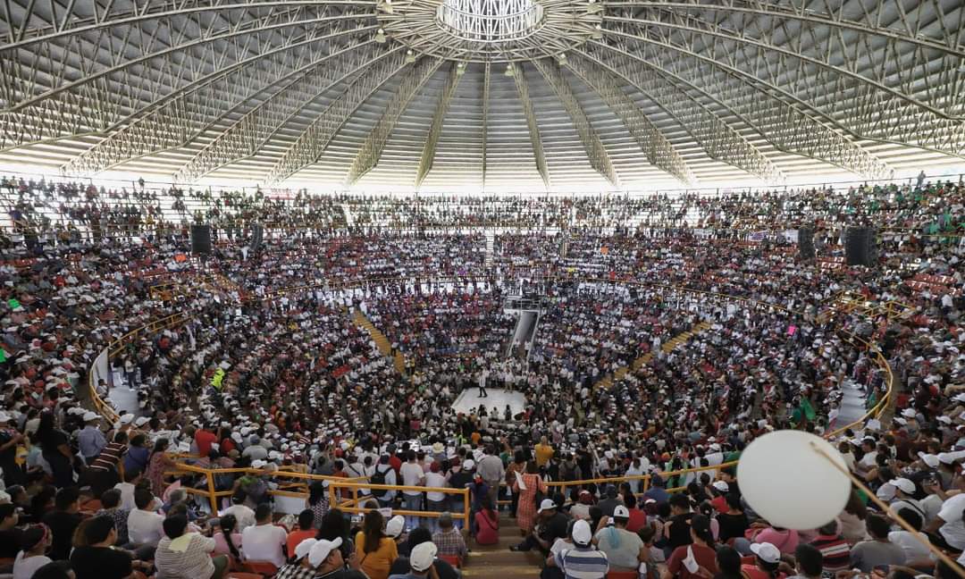 Más de 10 mil personas acompañan a Adán en su asamblea informativa