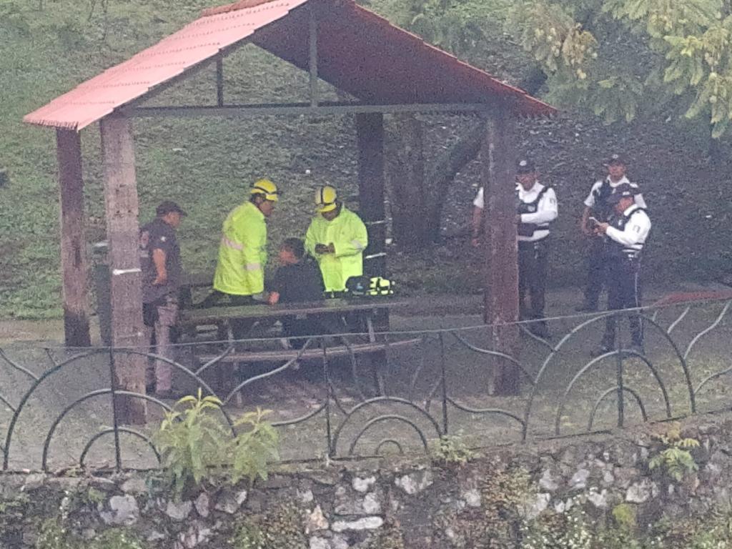 Rescatan a dos hombres que cayeron al río Orizaba y Arroyo Caliente