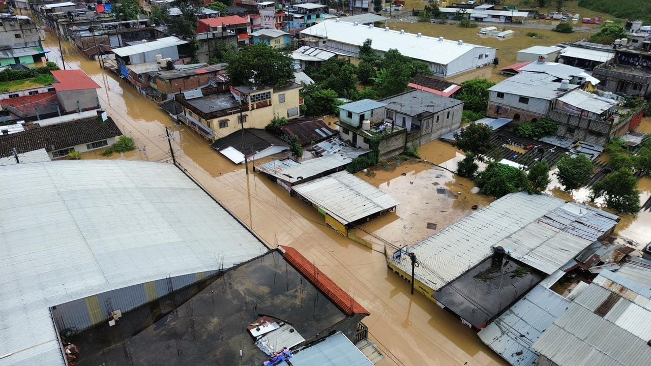 Zongolica amanece bajo el agua por paso de onda tropical 18