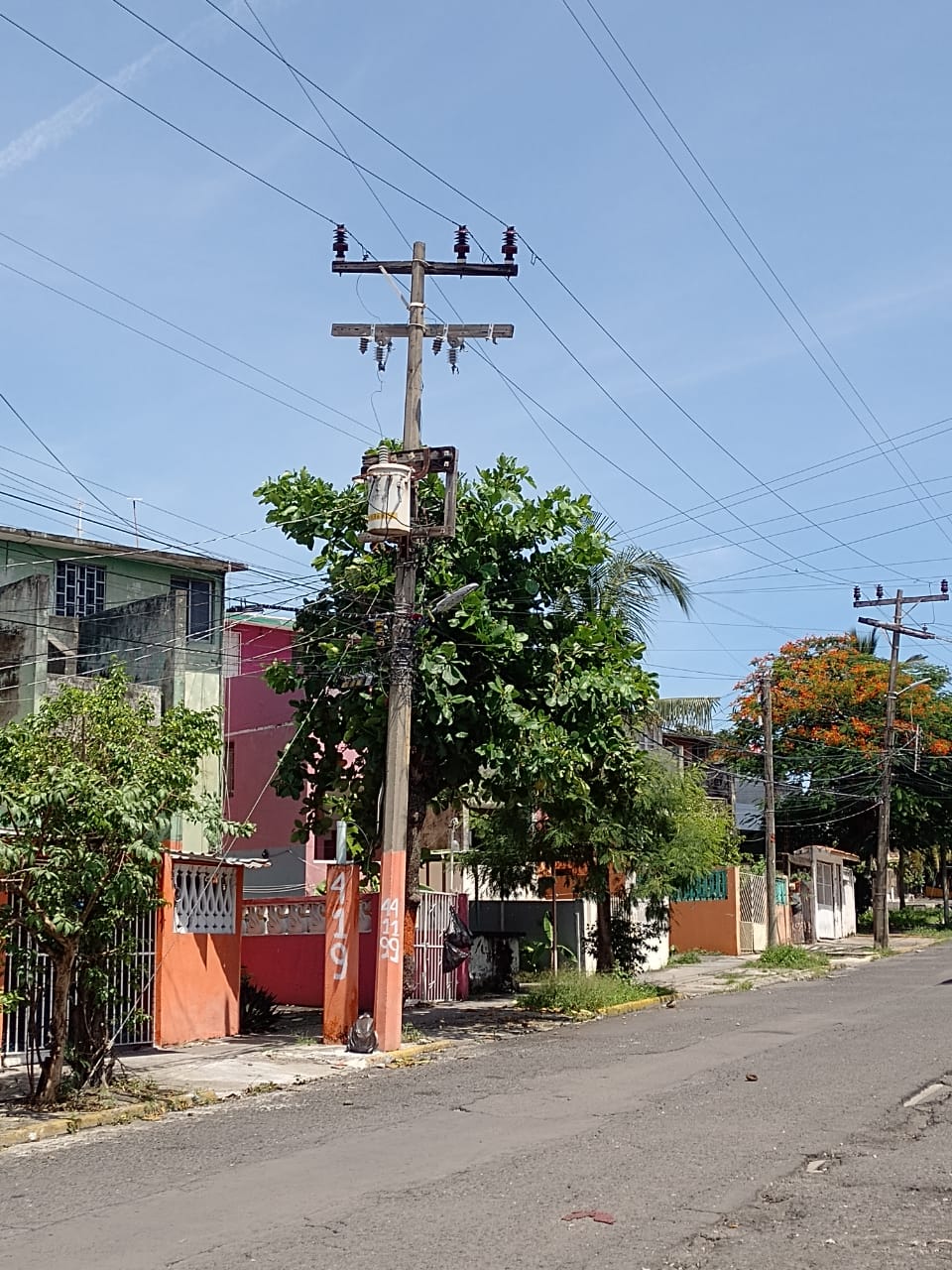 Cumplen tres días sin luz en la octava etapa del Infonavit Buenavista de Veracruz