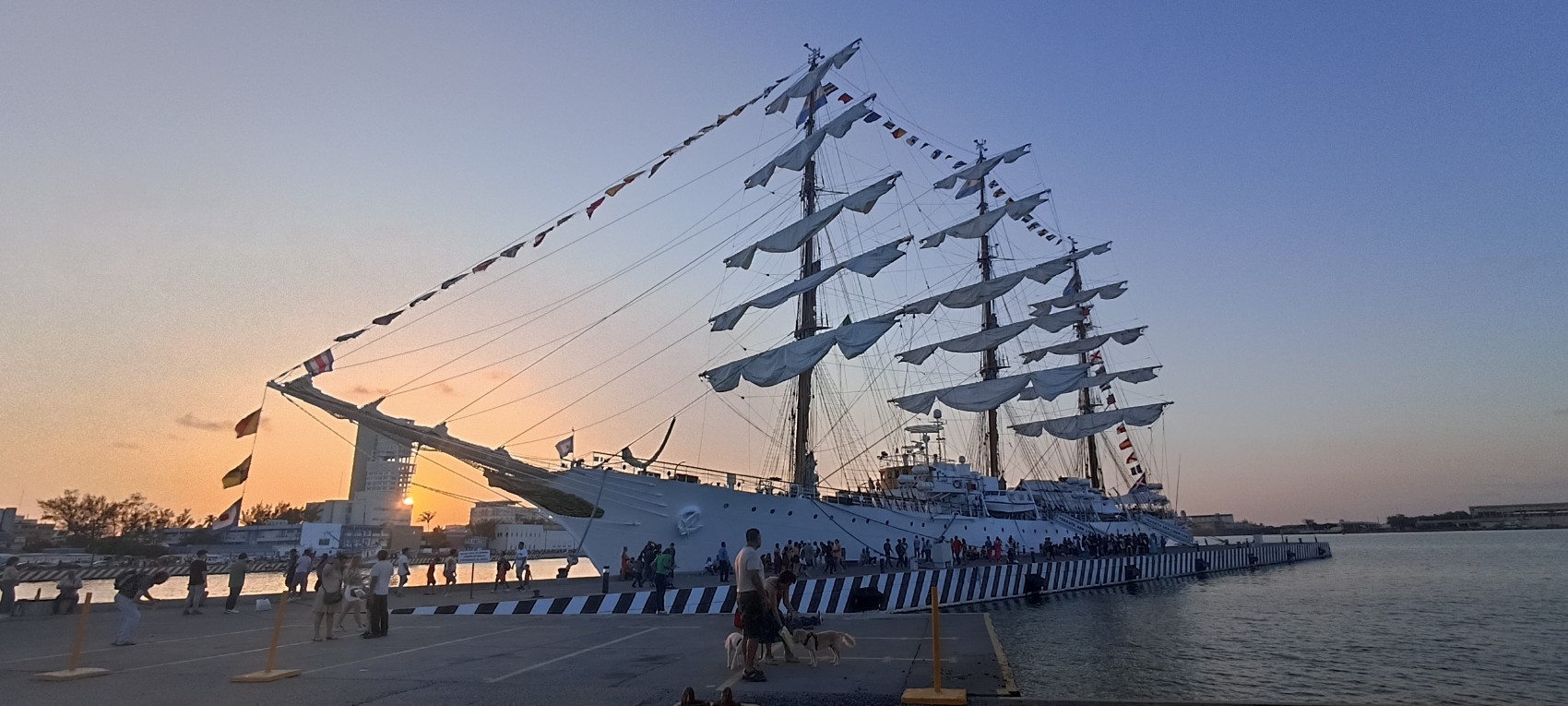 Se quedan turistas y veracruzanos con las ganas de visitar el ARA Libertad
