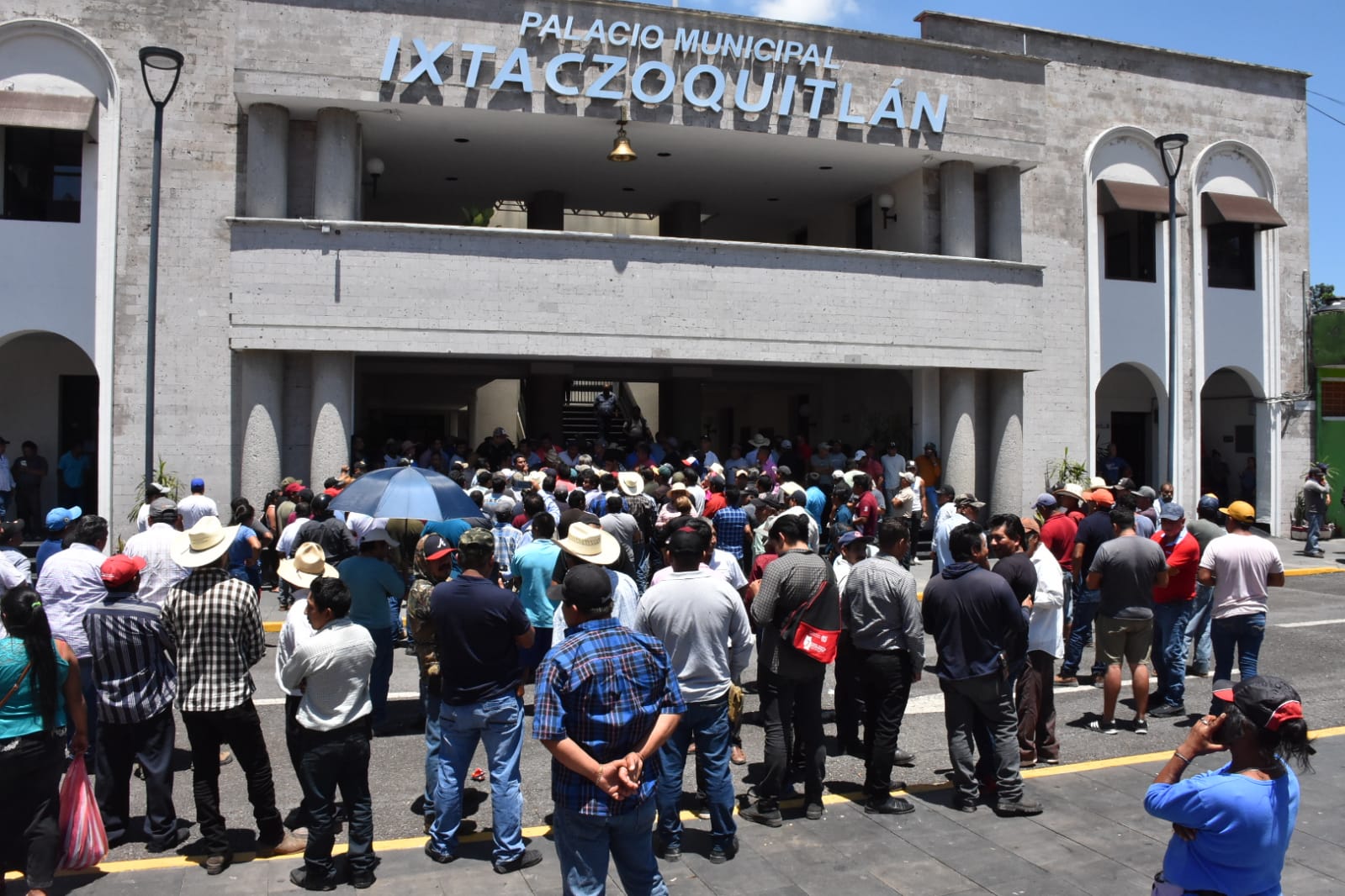 Comerciantes de Ixtaczoquitlán exigen a Tránsito Municipal alto a supuestos abusos de autoridad