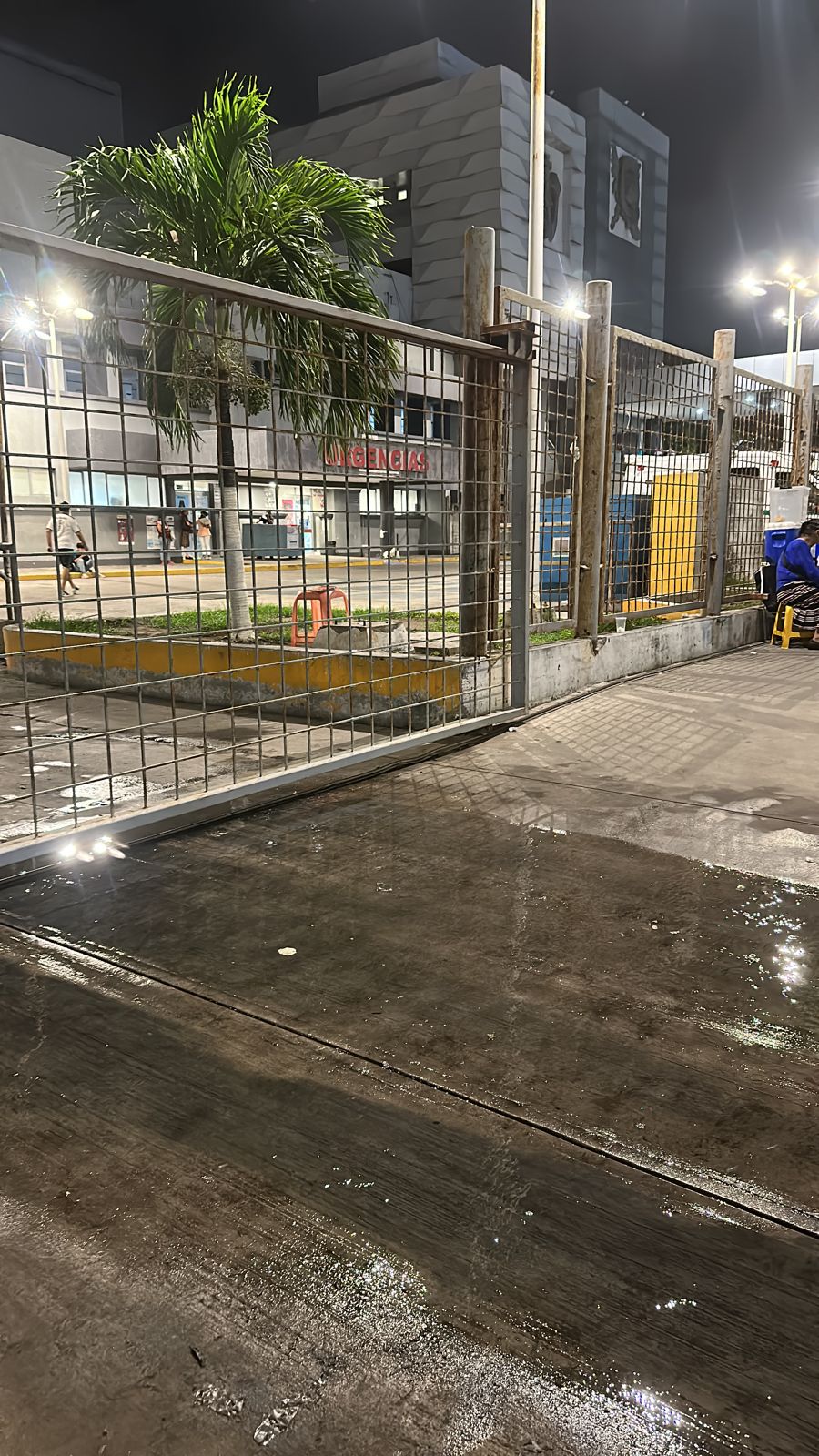 Aguas negras escurren en el área de Urgencias del Hospital de Alta Especialidad de Veracruz