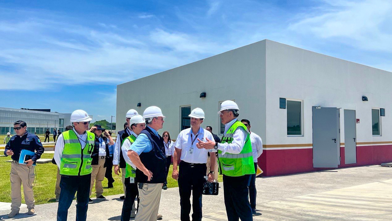 Llega un contralmirante a la Aduana del puerto de Veracruz