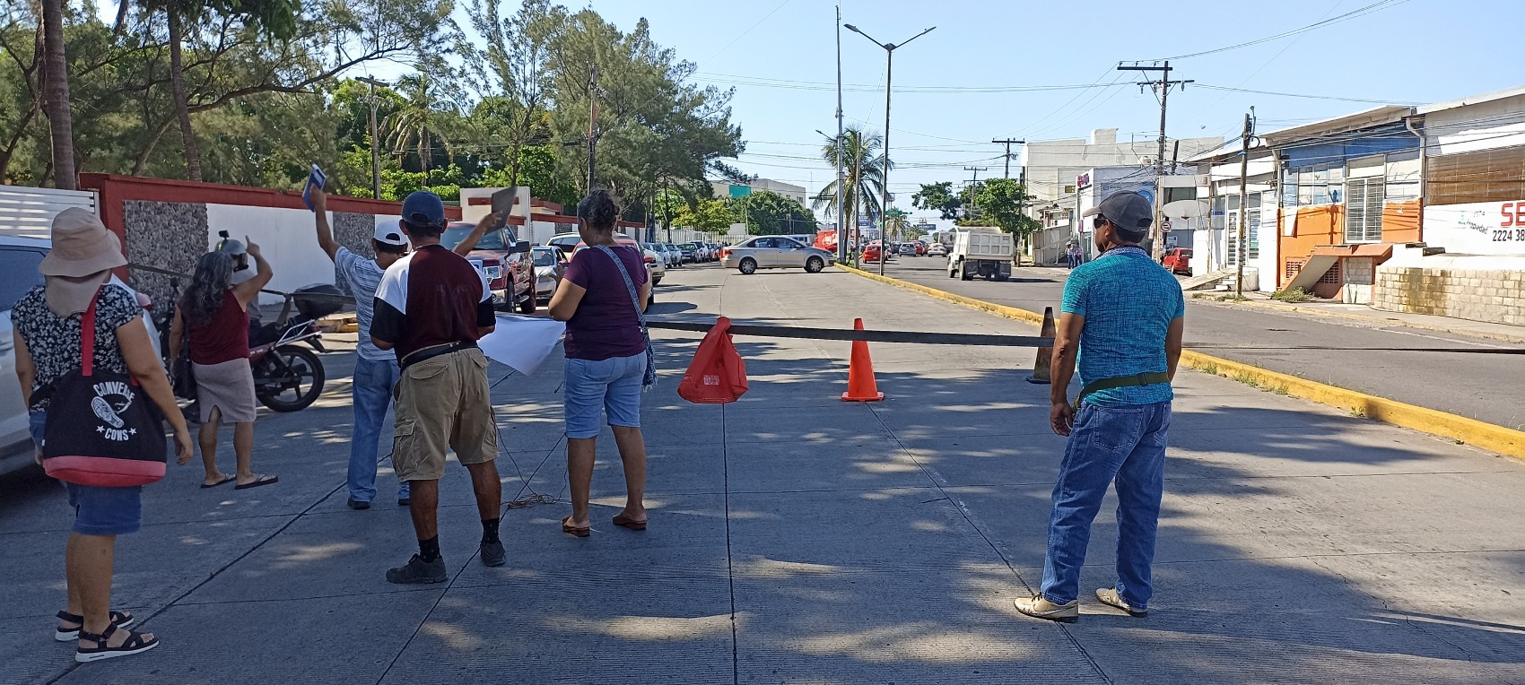 Bloquean la avenida Díaz Mirón en protesta por la falta de luz desde el jueves pasado