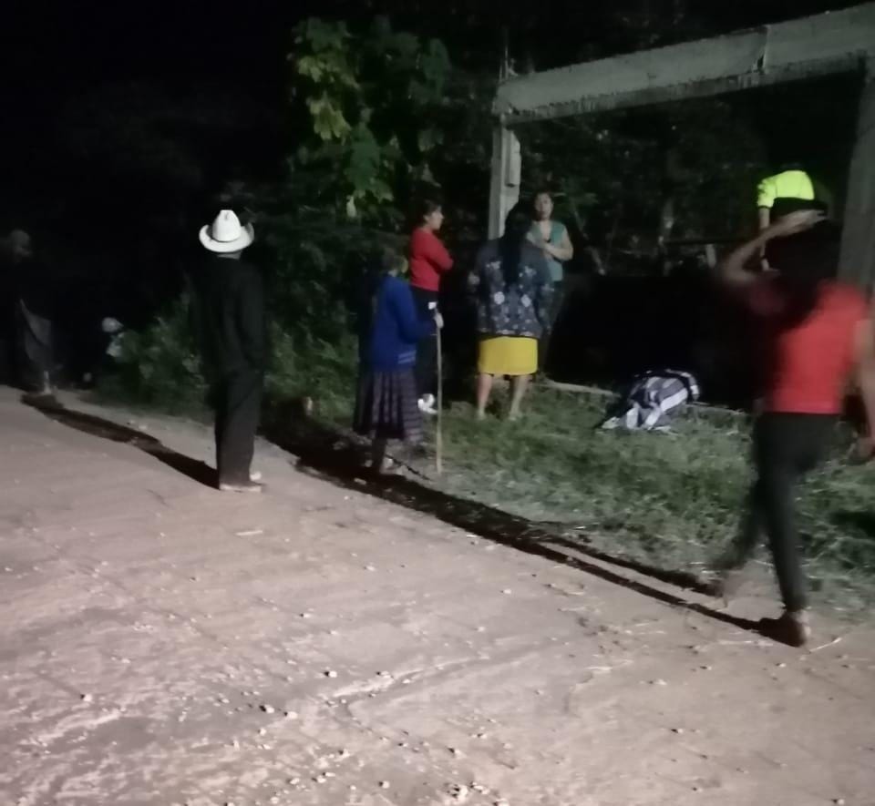 Mujer muere en paradero de Tlilapan esperando la llegada de una ambulancia