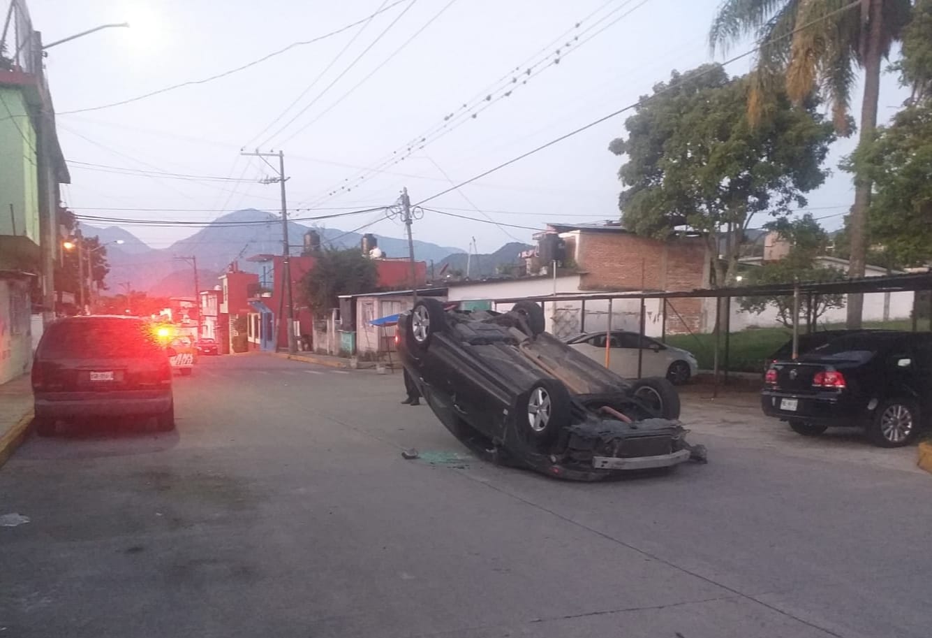Auto vuelca por exceso de velocidad en unidad habitacional de Mariano Escobedo