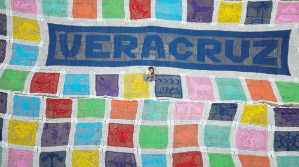 Colocan el tapete aéreo en el zócalo de Veracruz