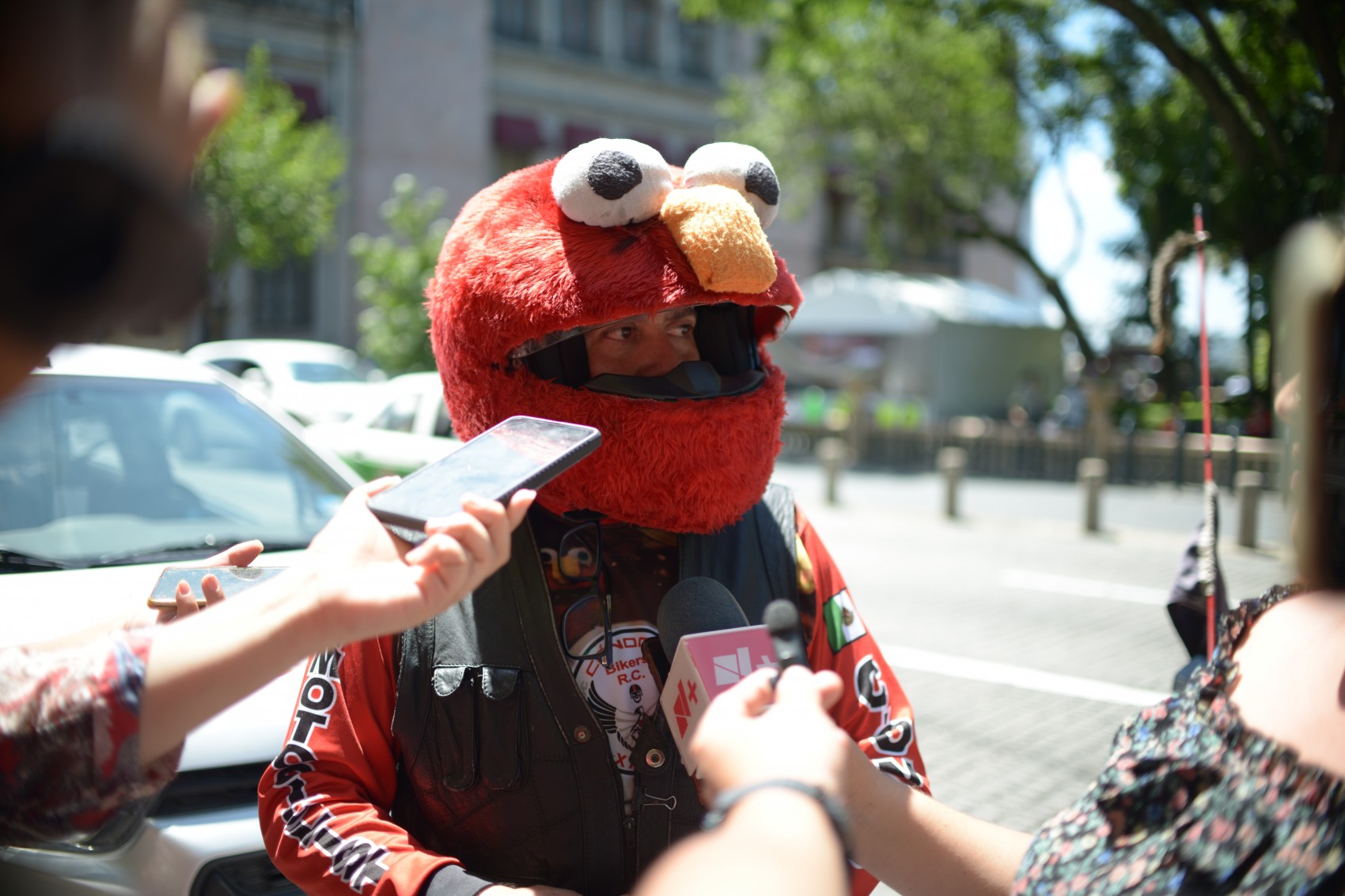 Motociclista disfrazado de Elmo promueve uso de casco en Xalapa