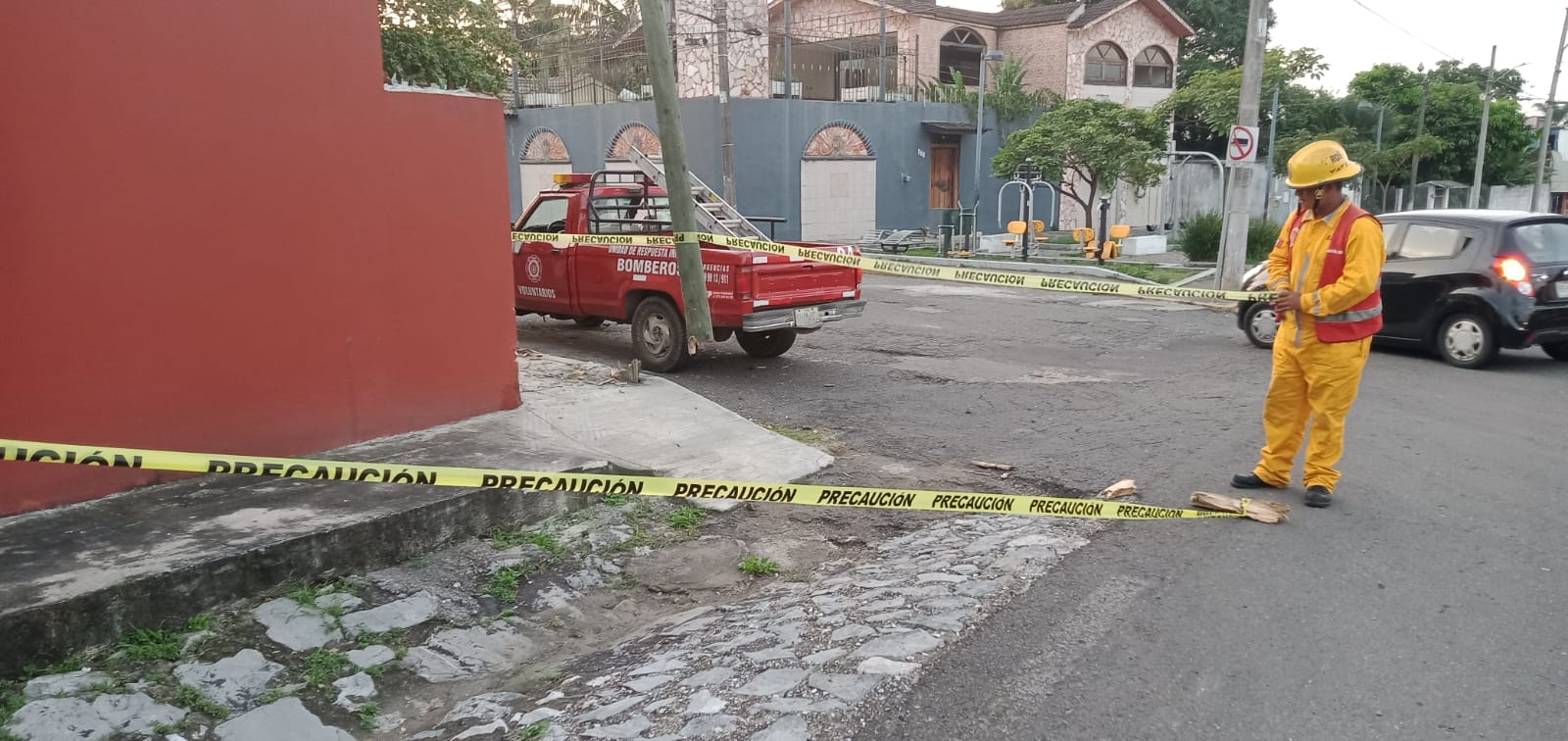 Trailero deja sin luz a fraccionamiento, se da a la fuga y se accidenta en Fortín