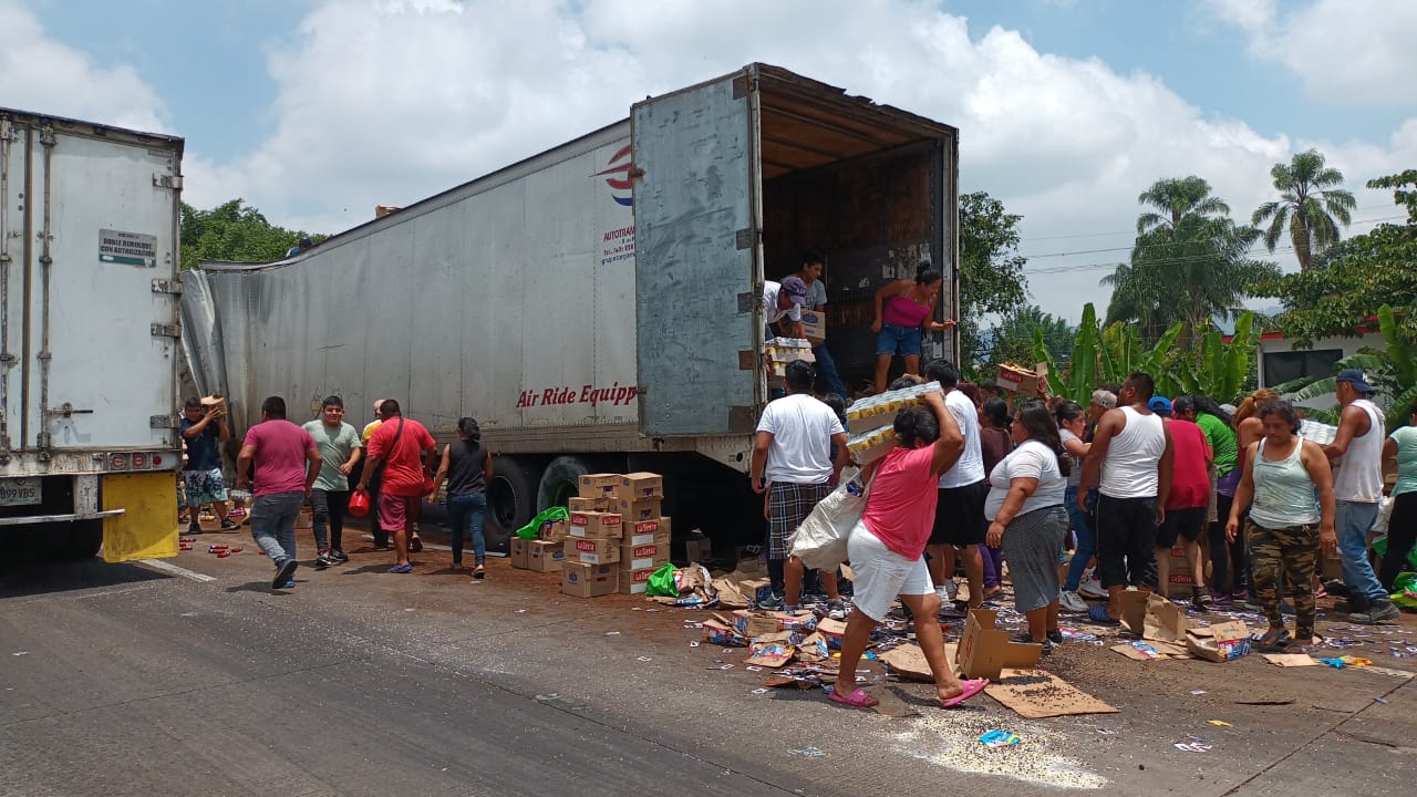 Tráiler se accidenta y es vaciado por rapiñeros en Ixtaczoquitlán