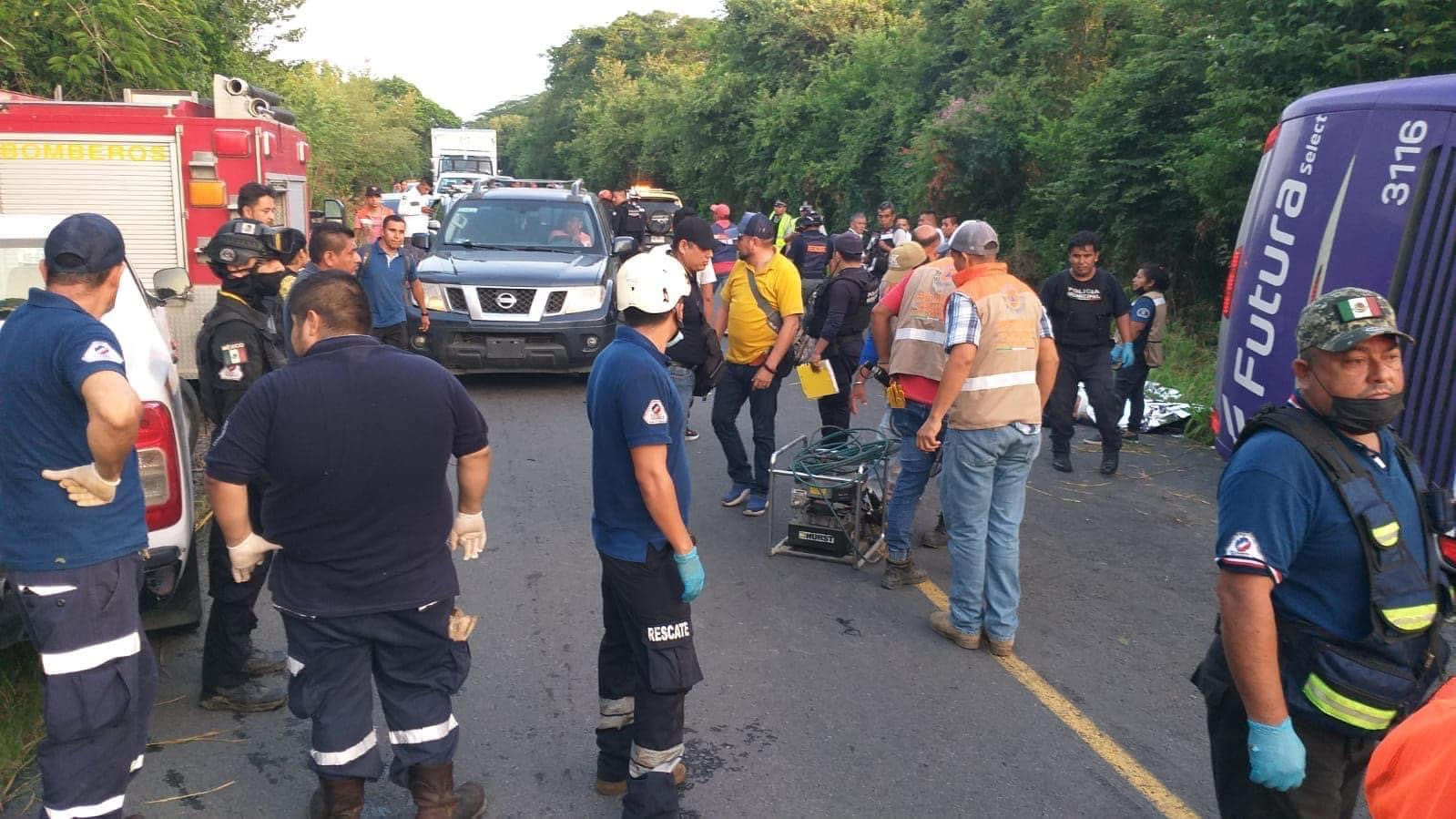 Volcadura de camión en Tepetzintla deja 2 muertos y 30 lesionados